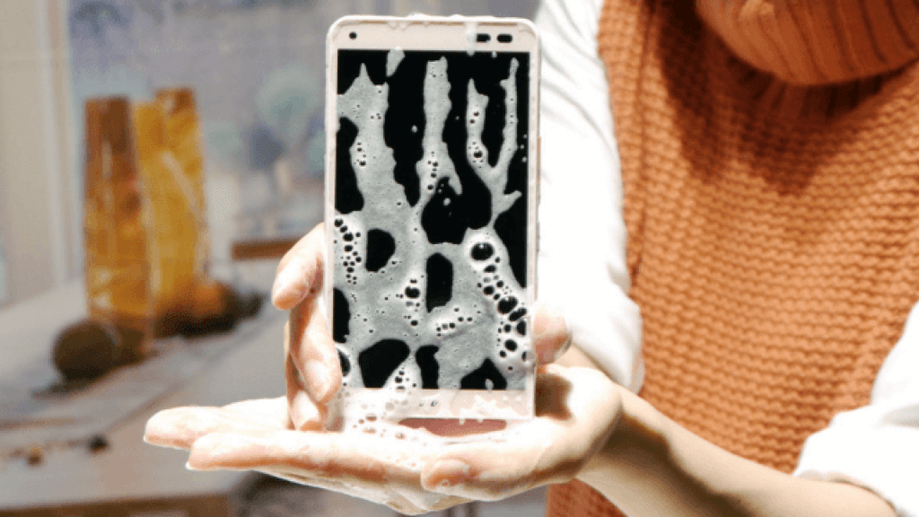 VIDEO: Šta se desi kad telefon operete sapunom? šta se desi kada telefon operete sapunom