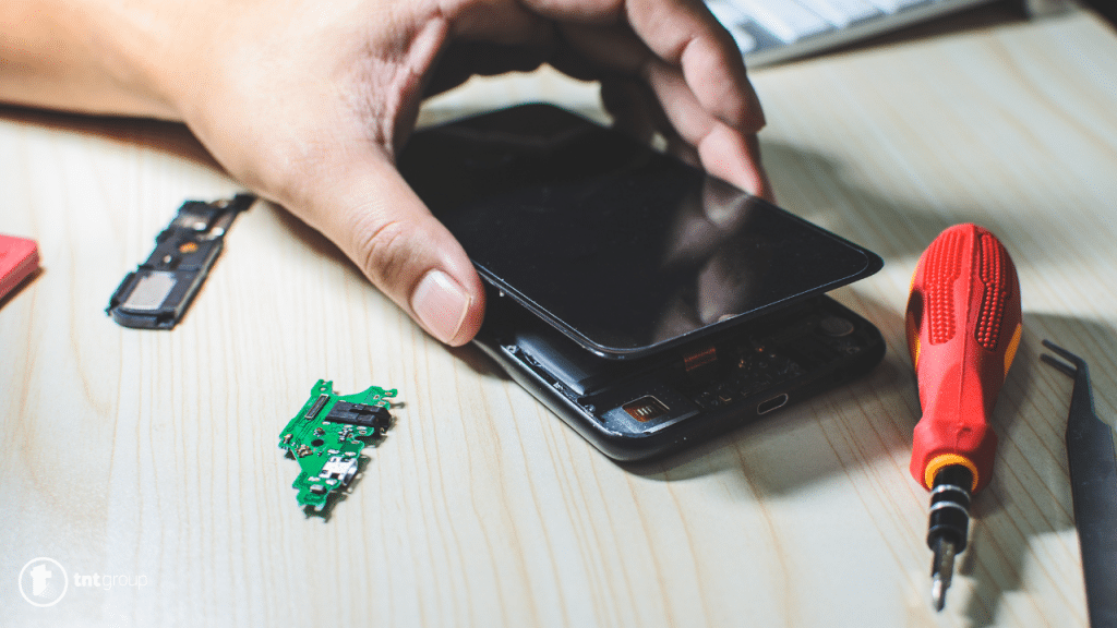 Zamjena baterije na mobitelu Zamjena baterije na mobitelu